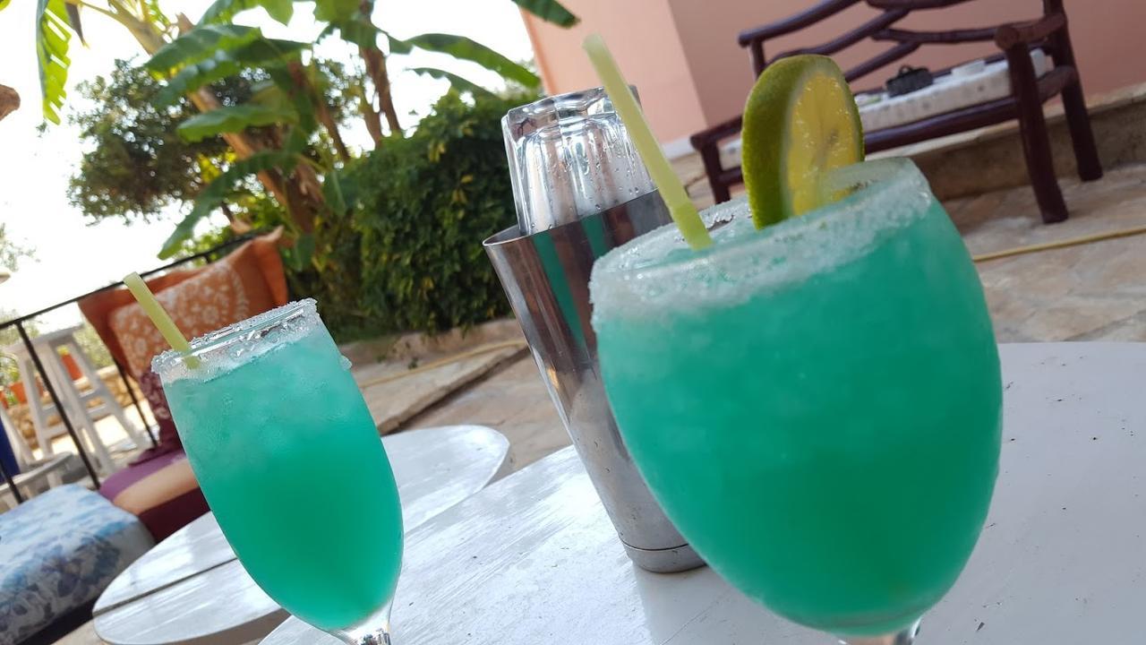 茵穆佩尔酒店 Dhërmi 外观 照片